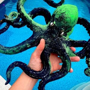 Kraken or Cthulhu!!!? 🐙 Glows in the dark!? 🤩